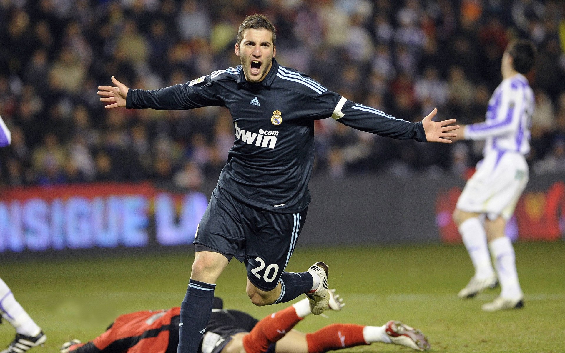 电竞世界杯震撼开赛 全球顶尖战队争夺荣耀