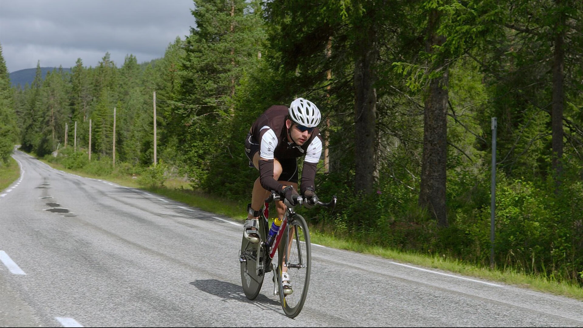 自由泳世锦赛激战正酣，新星破纪录摘金引轰动